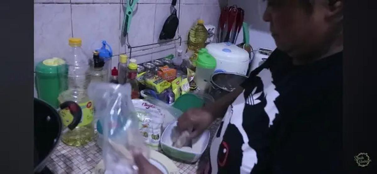 9 Potret Dapur Suti Karno 'Atun' Si Doel, Modelnya Sederhana Namun Berfungsi Optimal