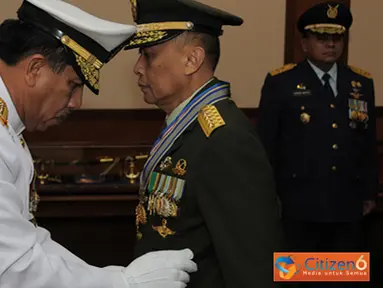 Citizen6, Jakarta: Penyematan Tanda Kehormatan dilakukan di Ruang Tamu Panglima TNI Merdeka Barat, Jakarta, Kamis (16/8). Penyematan ini didasari oleh Kepres RI Nomor 55/TK/Tahun 2012, tanggal 23 Juli 2012. (Pengirim: Badarudin Bakri).