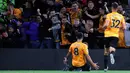 Pemain Wolverhampton Wanderers Ruben Neves (kiri) melakukan selebrasi usai mencetak gol ke gawang Manchester United dalam pertandingan Liga Inggris di Stadion Molineux, Wolverhampton, Inggris, Senin (19/8/2019). Pertandingan berakhir 1-1. (AP Photo/Rui Vieira)