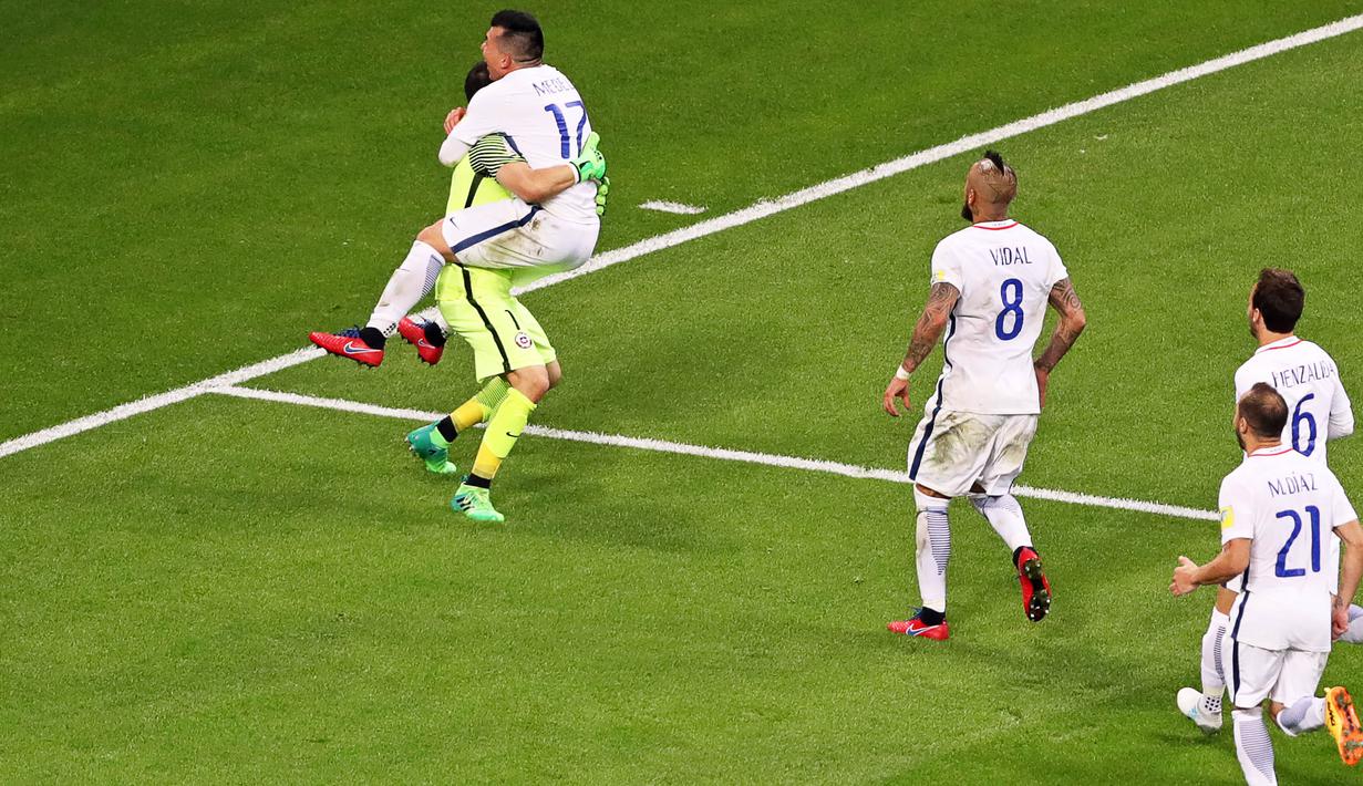 Para pemain Cile merayakan keberhasilan Claudio Bravo menepis tiga penalti Portugal pada semifinal Piala Konfederasi di Kazan Arena, Kazan, Rabu (28/6/2017). Cile menang adu penalti 3-0 atas Portugal. (EPA/Tolga Bozoglu)