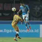 Aksi pemain Persib Bandung, Oh In-kyun menghalau bola dari kejaran pemain Mitra Kukar, Bayu Pradana pada laga Liga 1 Indonesia di GBLA, (8/4/2018). Persib Bandung menang 2-0. (Bola.com/Nick Hanoatubun)