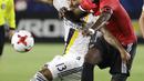 Duel pemain Manchester United, Paul Pogba (kanan) dan pemain LA Galaxy, Jermaine Jones pada laga persahabatan di StubHub Center, California, Sabtu (15/7/2017). MU menang 5-2. (AP/Jae C. Hong)