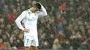 Striker Real Madrid, Cristiano Ronaldo, tampak kecewa usai gagal mengalahkan Athletic Bilbao pada laga La Liga di Stadion San Mames, Sabtu (2/12/2017). Real Madrid bermain imbang 0-0 dengan Athletic Bilbao. (AFP/Ander Gillenea)