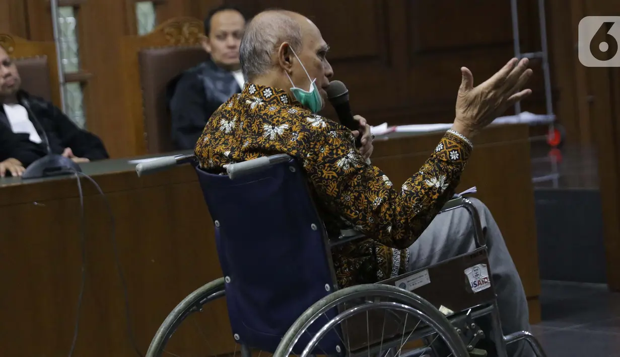 Terdakwa kasus dugaan kepemilikan senjata api illegal, Kivlan Zen menjalani sidang lanjutan di Pengadilan Negeri Jakarta Pusat, Kamis (3/10/2019). Majelis menunda sidang yang beragendakan pembacaan eksepsi karena alasan kesehatan dan legalitas kuasa hukum terdakwa. (Liputan6.com/Helmi Fithriansyah)
