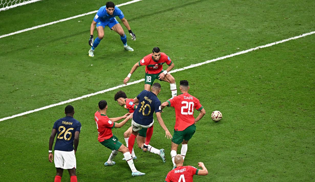 Gol bermula dari aksi individu Kylian Mbappe yang berhasil melewati empat pemain Maroko. Penyerang PSG itu kemudian mencoba untuk melakukan tembakan namun bola membentur salah satu kaki pemain Maroko. (AFP/Anne-Christine Poujoulat)