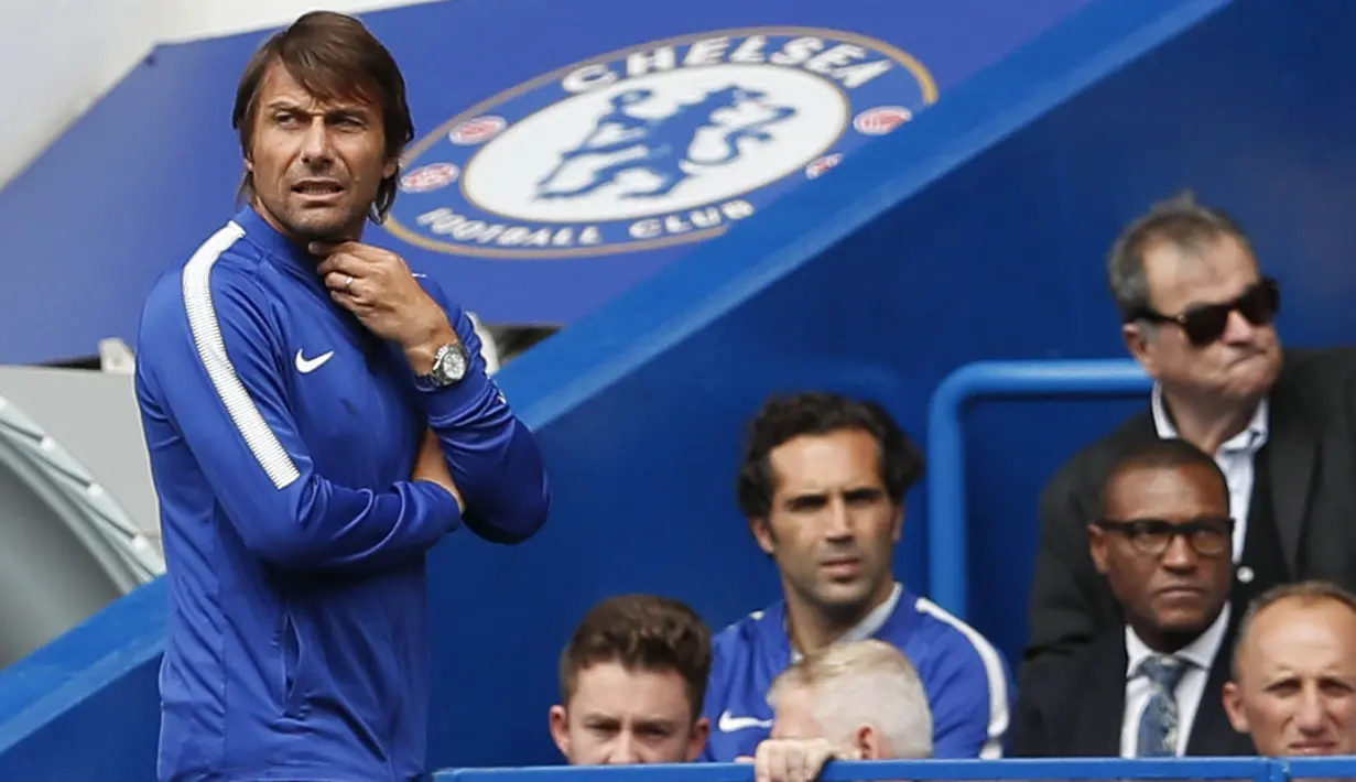 Ekspresi pelatih Chelsea, Antonio Conte saat menyaksikan timnya melawan Burnley pada laga perdana Premier League di Stamford Bridge, (12/8/2017). Chelsea kalah 2-3. (AP/Kirsty Wigglesworth)