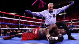 Kali ini, Fury menang KO atas Wilder. Petinju asal Alabama, Amerika Serikat tersebut jatuh pada ronde ke-11 dan dinyatakan Fury yang memenangi laga. (AFP via Getty Images/Al Bello)