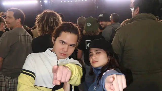 Gaya Kompak Tissa Biani dan Dul Jaelani Saat Nonton Konser Oasis, Nostalgia 2000-an dalam Track Jacket dan Jeans Kasual