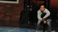 Gaya Kaka Slank saat mendengarkan pertanyaan wartawan usai beraksi di konser bertajuk "Jakarta Pagi Ini & Slank Musikal", Jakarta, Kamis (18/12/2014). (Liputan6.com/Herman Zakharia)