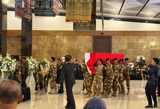 Tiga jenazah prajurit TNI yang gugur dalam misi United Nations Interim Force in Lebanon (UNIFIL) di Lebanon tiba di Bandara Soekarno-Hatta. (Liputan6.com/Lizsa Egeham)