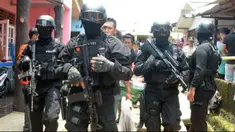  ‎Detasemen Khusus (Densus) 88 Mabes Polri menangkap 3 tersangka teroris di Solo. Berdasarkan pengakuan para tersangka, mereka akan melakukan aksi pengeboman pada tanggal 17 Agustus 2015 di Kota Solo.
