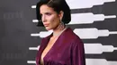 Penyanyi Halsey berpose saat tiba menghadiri Savage X Fenty Show yang disuguhkan oleh Amazon Prime Video di Barclays Center di Brooklyn, New York (10/9/2019). Halsey tampil seksi mengenakan gaun piyama sutra berwarna ungu dengan memamerkan tato di pahanya. (AFP Photo/Dimitrios Kambouris)
