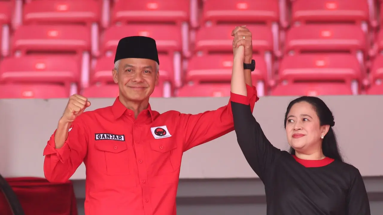 Momen Bakal Calon Presiden (Capres) PDI Perjuangan Ganjar Pranowo bergandengan Tangan dengan Ketua DPP PDI Perjuangan Puan Maharani.