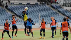 Timnas Indonesia mulai mematangkan strategi dalam sesi latihan di Stadion GBK Jakarta, Kamis (13/11/2014). (Liputan6.com/Helmi Fithriansyah)