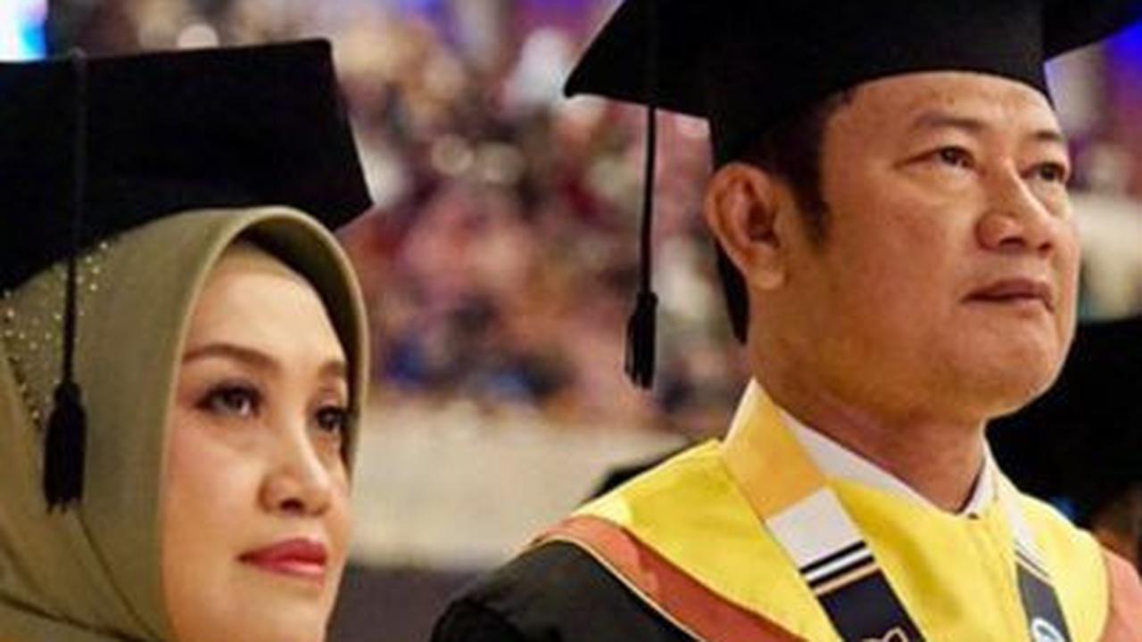 Pasutri ini resmi menyandang gelar Magister Ekonomi Kesehatan (M.EK)