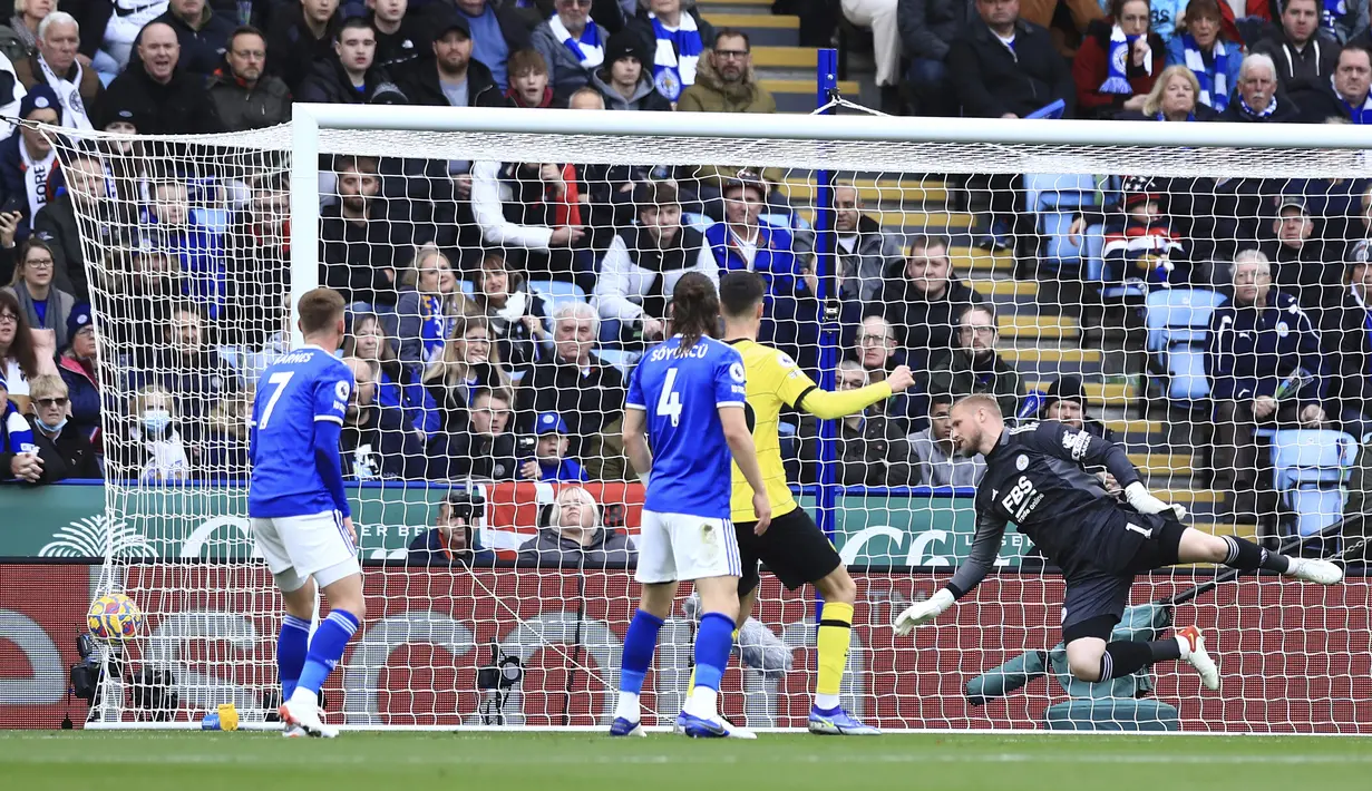 Pemain Chelsea Antonio Rudiger mencetak gol ke gawang Leicester City yang dijaga kiper Kasper Schmeichel (kanan) pada pertandingan sepak bola Liga Inggris di King Power Stadium, Leicester, Inggris, 20 November 2021. Chelsea menang 3-0. (AP Photo/Leila Coker)