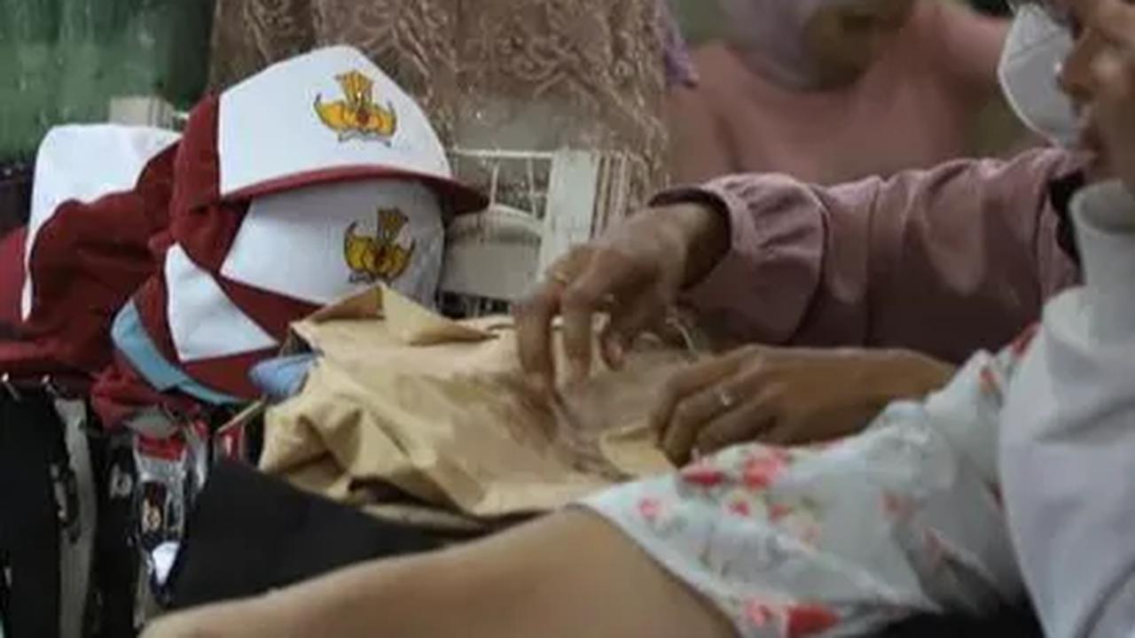 Sekolah-sekolah di Kota Pahlawan diminta tidak mewajibkan siswa membeli seragam dari sekolah pada tahun ajaran baru 2023/2024. Tujuannya yakni untuk menghindari praktik pungutan liar (pungli).