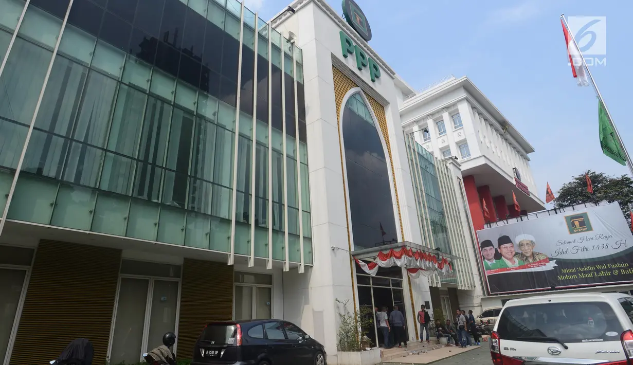 Kondisi kantor DPP PPP di Jakarta Pusat seusai aksi penyerangan sekelompok orang, Minggu (16/7). Sekitar 80 orang tak dikenal melempari kantor yang selama ini dihuni PPP kubu Djan Faridz itu hingga kacanya pecah. (Liputan6.com/Herman Zakharia)