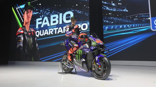 Sementara, dari sisi visual, livery YZR M1 2026 masih didominasi oleh warna biru khas Yamaha yang dipadukan dengan corak hitam dari sponsor utama, Monster Energy. Tampak dalam foto, pembalap Monster Energy Yamaha, Fabio Quartararo saat tampil pada perkenalan motor baru Yamaha untuk mengarungi MotoGP 2026 di Jakarta, Rabu (21/1/2026). (Bola.com/M Iqbal Ichsan)