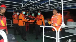 Anggota SAR saat bersiap menurunkan jenazah korban AirAsia dari kapal milik Basarnas di Pelabuhan Kumai, Kotawaringin Barat, Kalteng, Rabu (7/1/2015) dini hari. (Liputan6.com/Herman Zakharia)