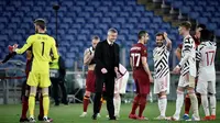 Ole Gunnar Solskjaer memberikan ucapan selamat kepada pemain usai MU lolos ke final Liga Europa (AFP)