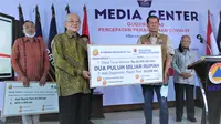 Secara simbolis, bantuan diberikan oleh CEO dan pendiri Bayan Resources, Dato Dr Low Tuck Kwong kepada Kepala Gugus Tugas Penanganan Covid-19 Doni Monardo di Grahan BNPB, Jakarta. (Istimewa)