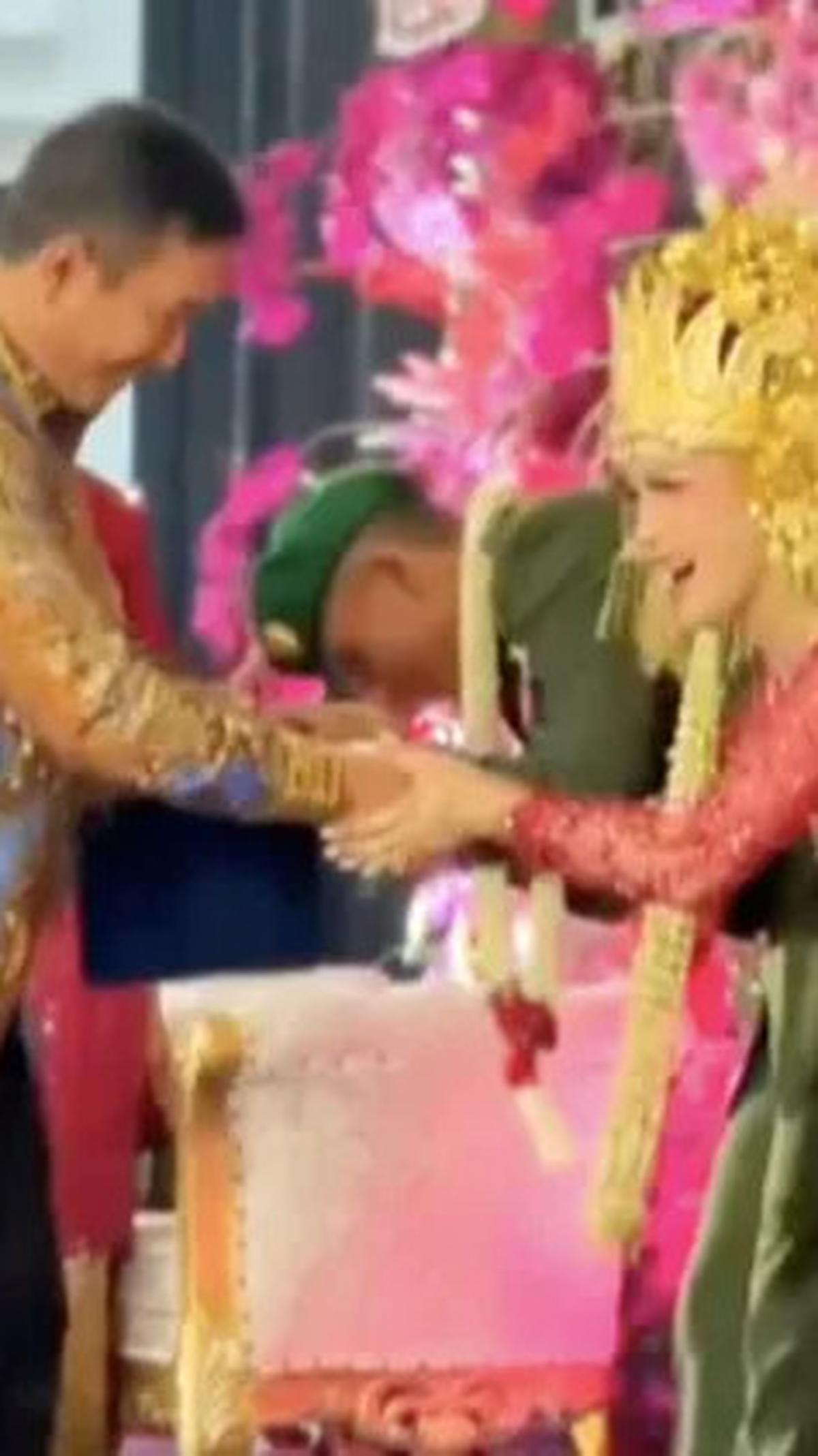 "Mohon izin, terima kasih banyak bapak dan ibu Kapolda Jambi," tulis sang mempelai wanita dalam salah satu video miliknya.