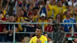 Gelandang Brasil, Paulinho berselebrasi usai mencetak gol ke gawang Serbai pada pertandingan grup E Piala Dunia 2018 di Stadion Spartak, Rusia (27/6). Brasil menang 2-0 atas Serbia dan melaju ke babak 16 besar dengan poin 7. (AP Photo/Rebecca Blackwell)