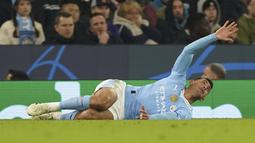Pemain Manchester City, Matheus Nunes meminta pertolongan saat jari tengah tangan kirinya mengalami disklokasi ketika laga leg kedua 16 besar Liga Champions 2023/2024 melawan FC Copenhagen di Etihad Stadium, Manchester, Inggris, Kamis (07/03/2024) WIB. (AP Photo/PA/Martin Rickett)