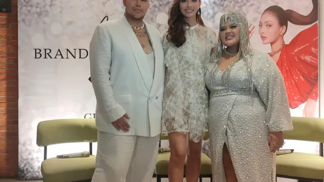Andina Julie merilis single terbarunya yang berjudul 'Aku Ingin Jatuh Cinta'.