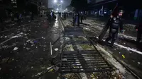 Baru sekitar pukul 20.00 WIB, aksi sekompok massa tersebut berhasil diredam pihak aparat keamanan. (merdeka.com/Arie Basuki)