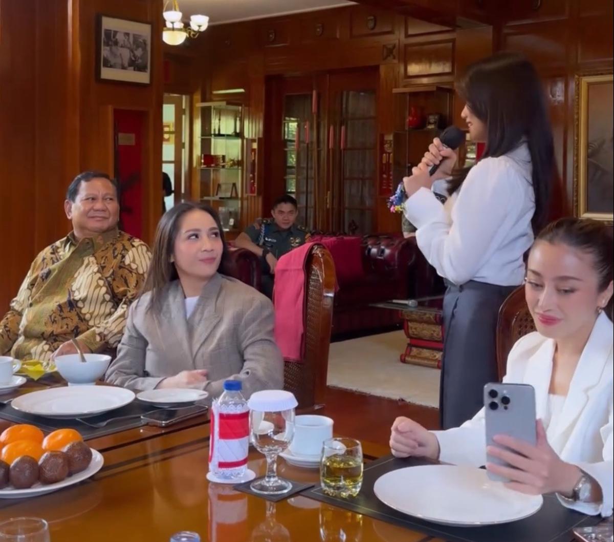"Terima kasih sudah diundang makan siang ke sini. Suatu kebanggaan. Terima kasih Kak Raffi dan Kak Gigi sudah mengundang. Terima kasih," tutur Fuji sambil malu-malu.