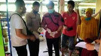 Anggota Polres Mamuju Tengah saat melakukan identifikasi di TKP Pembunuhan (Liputan6.com/Abdul Rajab Umar)