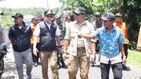 Pj Gubernur Jatim Adhy Karyono saat meninjau korban gempa di Bawean. (Istimewa)