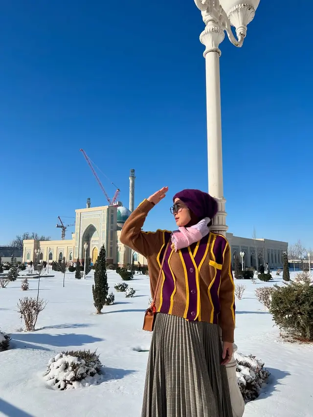 5 Gaya Hijab Desy Ratnasari di Berbagai Momen, Inspirasi OOTD Muslimah Kekinian (credit: instagram/desyratnasariterdepan).