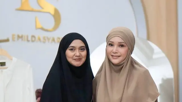 Maia Estianty Kenakan abaya coklat Jelang Umrah. [@maiaestiantyreal]