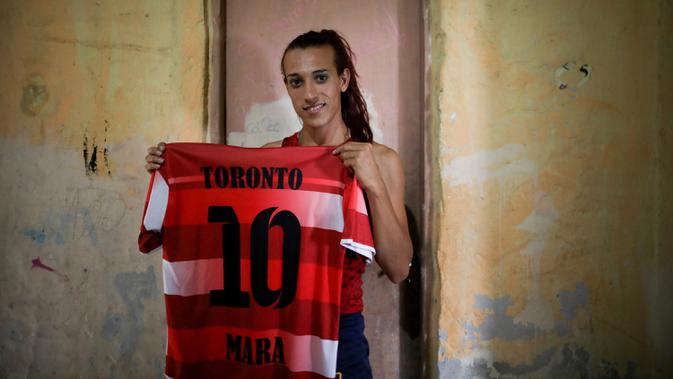 Mara Gomez berpose dengan jersey klub sepak bola amatir pertamanya, Toronto, di La Plata, 6 Februari 2020. Gomez menunggu keputusan dari Federasi Sepakbola Argentina untuk mencetak sejarah sebagai transgender pertama yang bermain di liga sepakbola profesional Argentina. (AP Photo/Natacha Pisarenko)