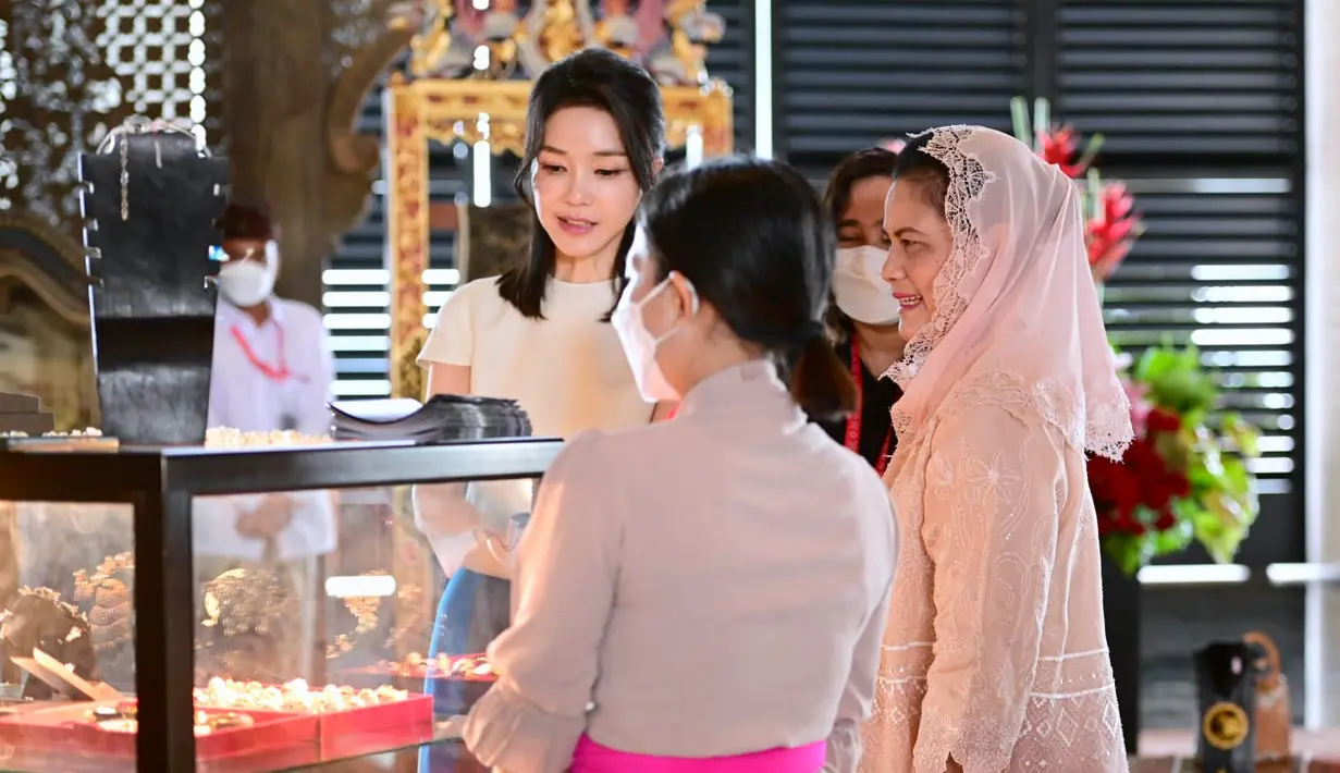 <p>Momen minum teh bersama pun diiringi alunan musik sasando yang membawakan sejumlah lagu Tanah Air. Lagu tersebut antara lain Bengawan Solo, Angin Mamiri, hingga Cinta Kan Membawamu. [Foto: Biro Pers Istana Negara]</p>