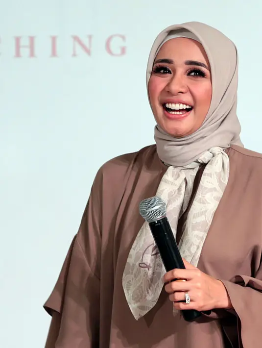 Semula, Bella begitu antusias ketika diberikan segerombol pertanyaan oleh awak media. Namun seketika ekspresinya berubah ketika disinggung soal Afif. Bahkan, ia menganggap itu pertanyaan tidak penting. (Deki Prayoga/Bintang.com)