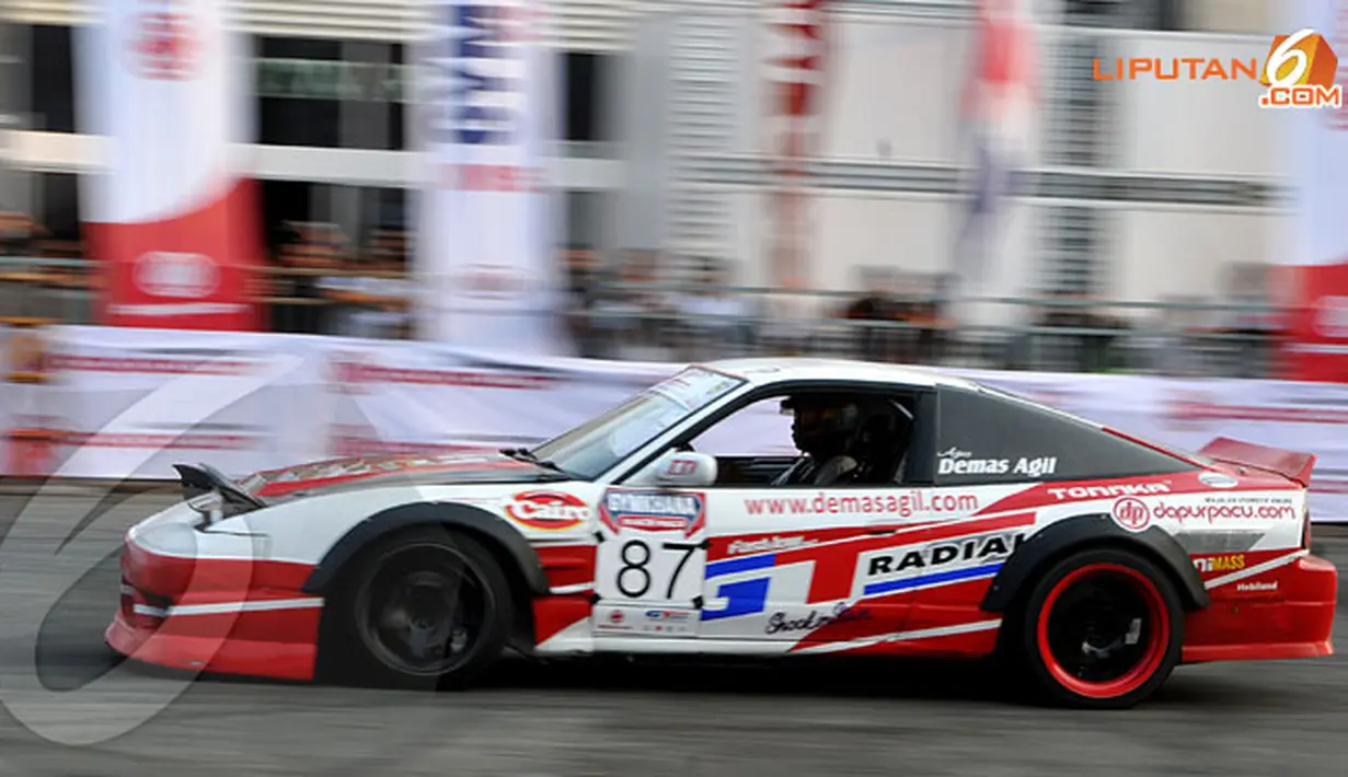 Gymkhana berbeda dengan olahraga otomotif lainnya, karena mengawinkan tehnik mengemudi drift dan slalom (Liputan6.com/ Danu Baharuddin)