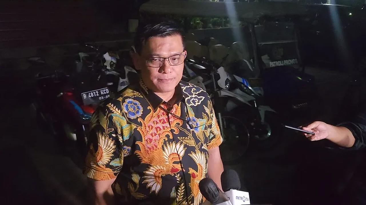 Direktur Reserse Kriminal Khusus Polda Metro Jaya Kombes Ade Safri Simanjuntak memastikan, Firli Bahuri tidak akan mendapatkan perlakuan khusus. Ade kemudian menyinggung asas equality before the law.<br>