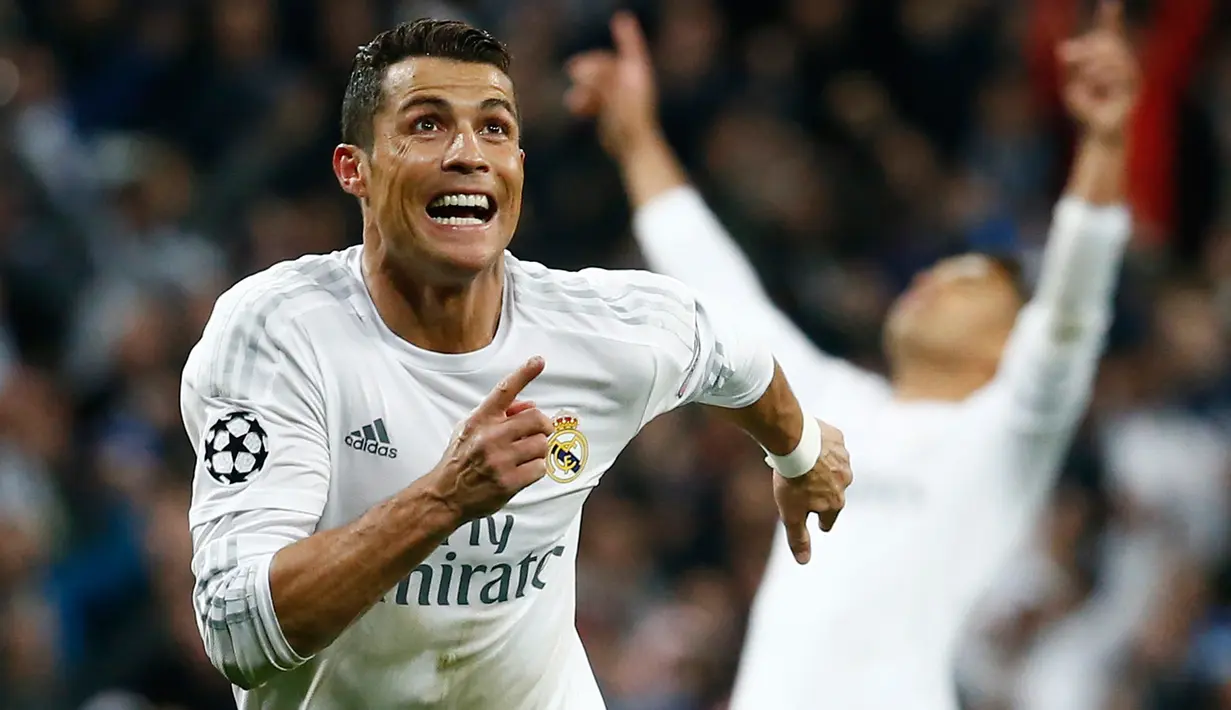 Gelandang Real Madrid, Cristiano Ronaldo melakukan selebrasi usai mencetak gol kegawang Wolfsburg di leg kedua liga Champions di Santiago Bernabeu, Spanyol (13/4). Madrid menang atas Wolfsburg dengan skor 3-0. (Reuters/Juan Medina)