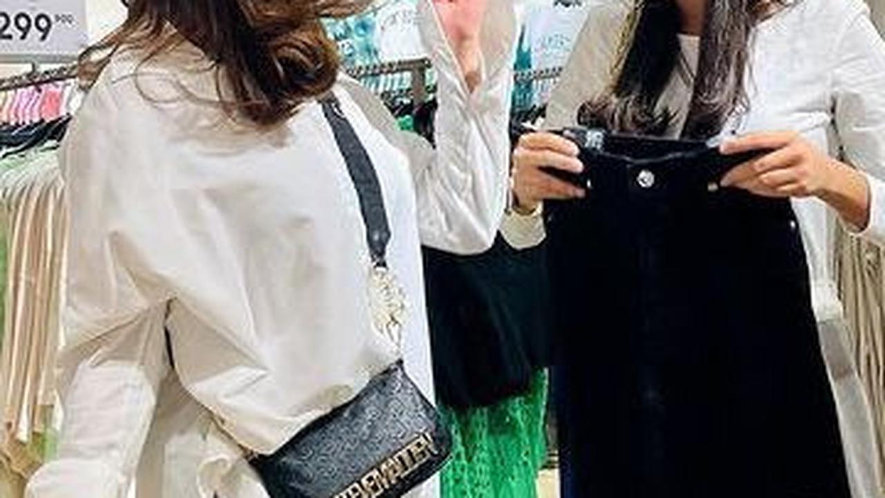 Sama-sama perempuan, kini Basmalah dan kakaknya pun tampak seperti teman. Mereka kerap bepergian dan pergi belanja berdua.