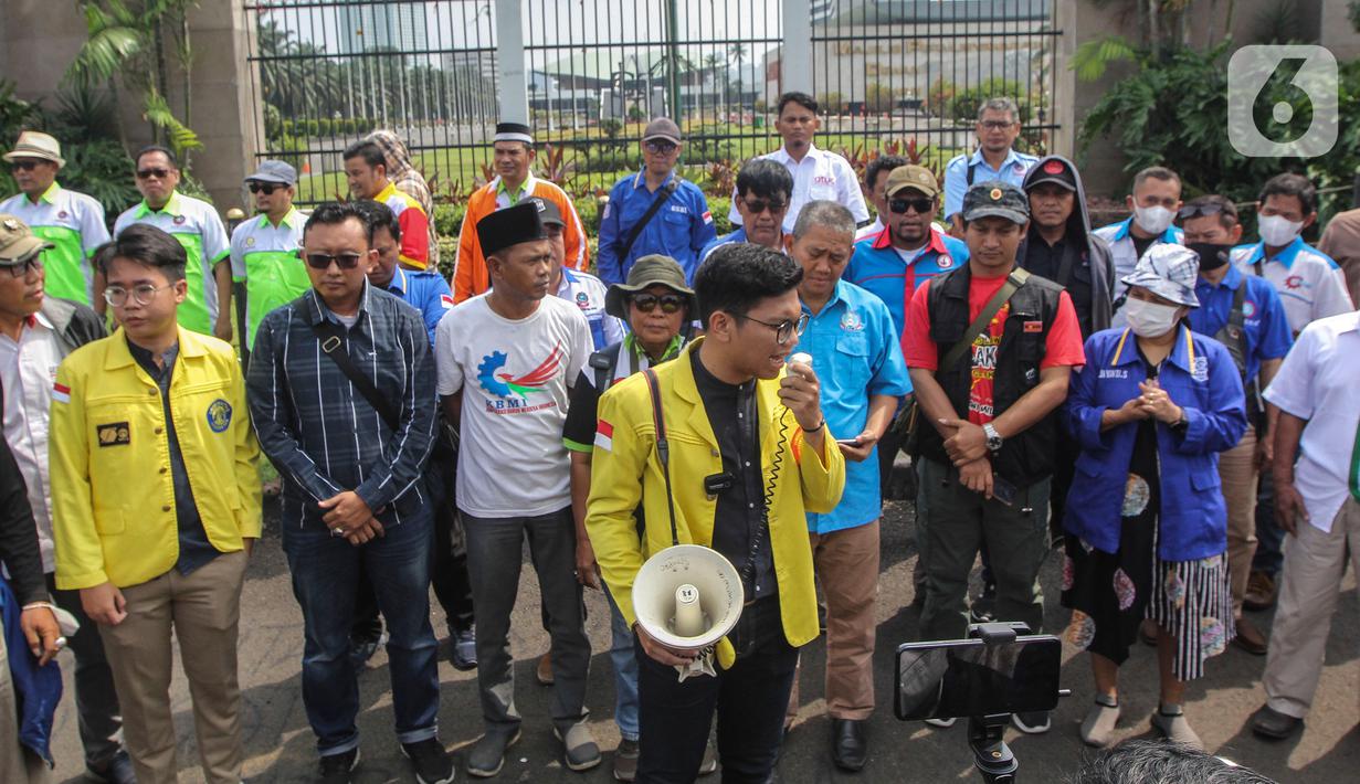 Mahasiswa dan buruh menggelar konferensi pers pernyataan sikap pengesahan Perppu Cipta Kerja menjadi Undang Undang di depan gedung DPR RI, Jakarta, Minggu (26/3/23). (Liputan6.com/Johan Tallo)