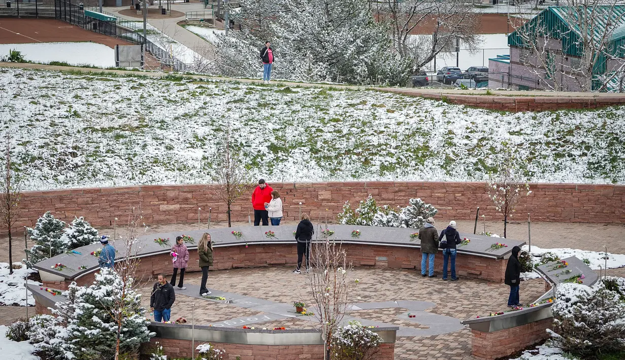 Dalam peristiwa yang terjadi pada 20 April 1999, dua remaja menembaki teman-teman mereka di luar SMA Columbine. (Marc Piscotty/Getty Images North America/Getty Images via AFP)