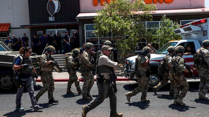 Barisan petugas keamanan melakukan pengamanan pasca insiden penembakan di El Paso, yang menewaskan 20 orang (AFP Photo)