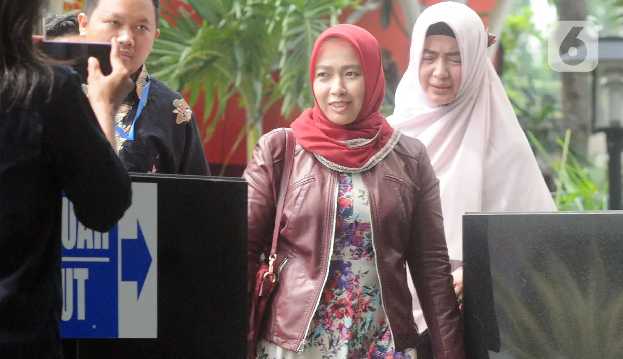 Istri mantan Menpora Imam Nahrawi, Shobibah Rohmah tiba di Gedung KPK, Jakarta, Kamis (19/12/2019). Shobibah Rohmah diperiksa sebagai saksi terkait suap penyaluran pembiayaan dengan skema bantuan pemerintah melalui Kemenpora pada KONI Tahun Anggaran 2018. (merdeka.com/Dwi Narwoko)
