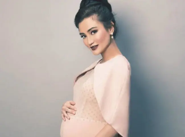 Inilah tiga selebritas yang tetap tampil gaya dan cantik saat hamil. Siapa saja mereka? (Foto: Instagram/@atiqahhasiholan)