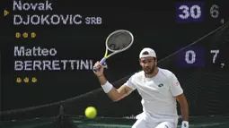 Pertarungan final antara Djokovic dan Berrettini berlangsung selama tiga jam. Pada set pertama, Berrettini mampu melakukan perlawanan sengit. Ia berhasil menutup set dengan kemenangan 7-6 (tie brake 7-4). (Foto: AP/Alberto Pezzali)