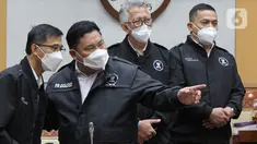 Kepala BNN RI Petrus Reinhard Golose (kedua kiri) saat akan mengikuti rapat kerja dengan Komisi III DPR di Kompleks Parlemen, Jakarta, Kamis (20/1/2022). Raker membahas evaluasi kinerja pencegahan dan pemberantasan narkotika tahun 2021 dengan Pagu anggaran Rp1,6 triliun. (Liputan6 com/Angga Yuniar)